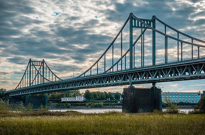 Ablastung der Uerdinger Rheinbrücke