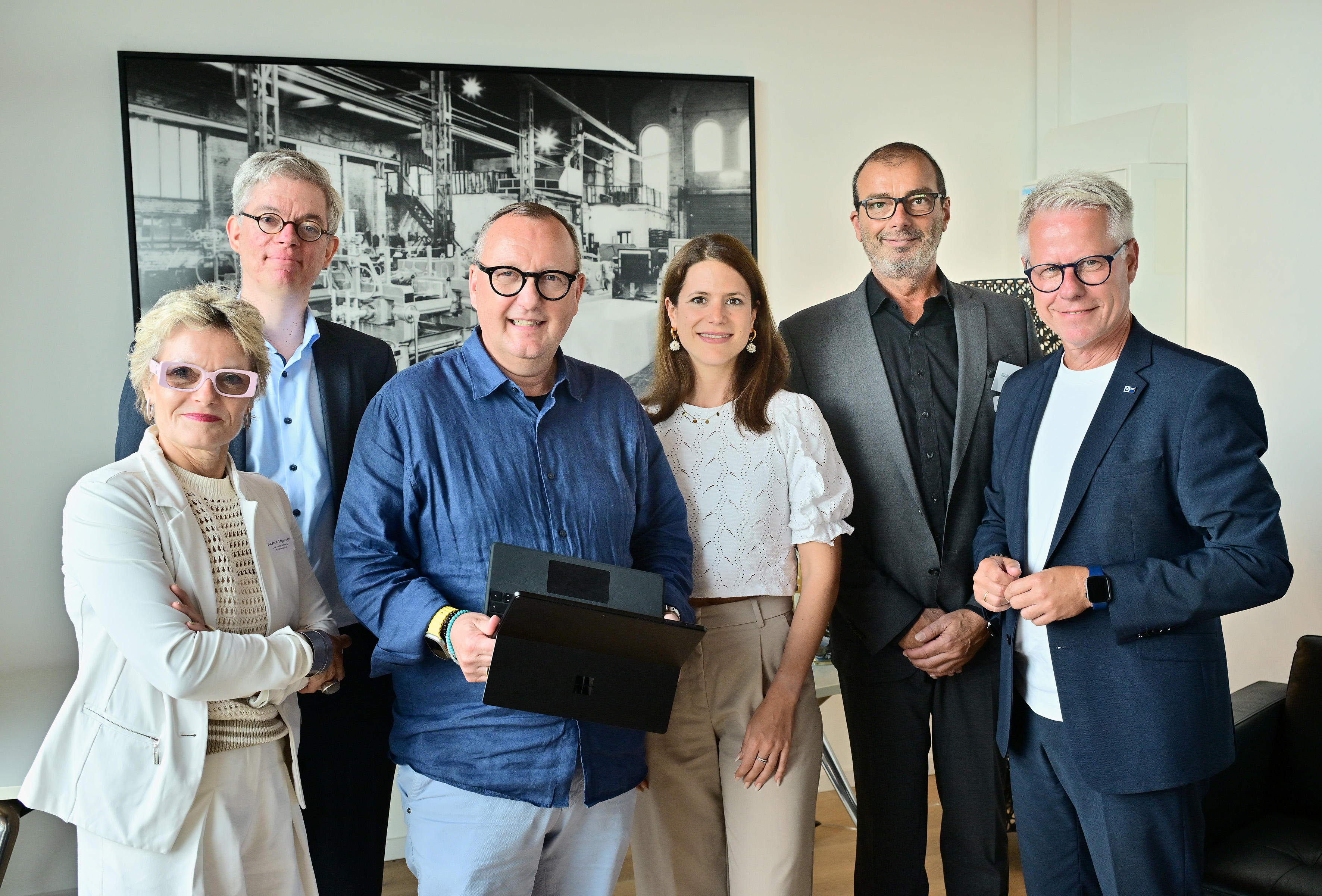  Sie tauschten sich beim Regionalforum Rhein-Kreis Neuss aus (v.l.): IHK-Vizepräsidentin Susanne Thywissen, Niklas Stadermann (Maschinenfabrik Reinartz), Karl-Heinz Land (neuland.ai), Alana Voigt (Rhein-Kreis Neuss), Vito Maldera (Maschinenfabrik Reinartz) und Jürgen Steinmetz (IHK Mittlerer Niederrhein).