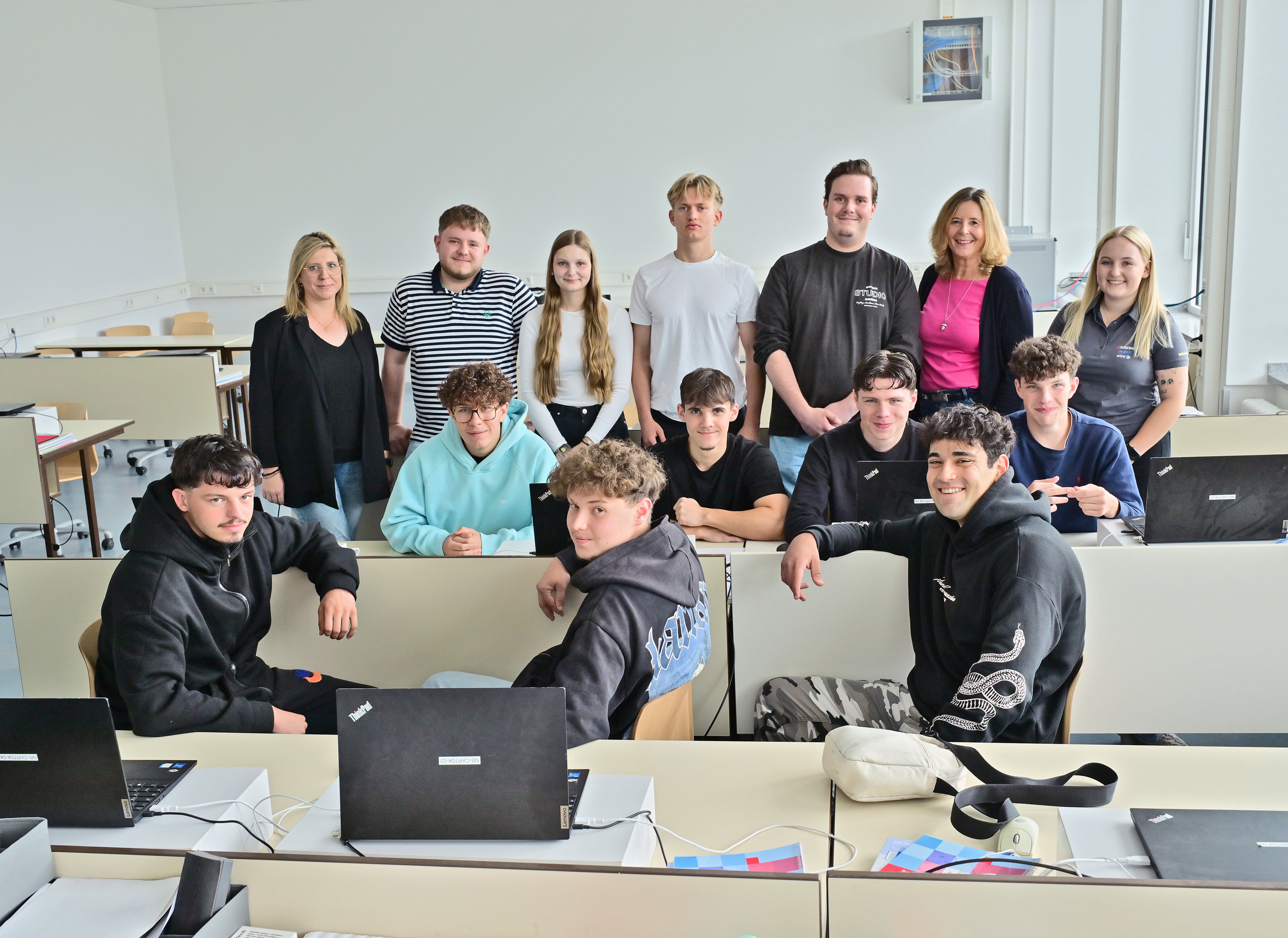 Berufsorientierung stand im Rhein-Maas-Berufskolleg auf dem Stundenplan. Schüler und Lehrerin Eva Terkatz (hinten, l.) begrüßte die Ausbildungsbotschafter Mark Popov, Alina Heizmann, Jan Meyer, Sebastian Knab (hinten, v.l.), IHK-Projektkoordinatorin Stefanie Liebe (hinten, 2.v.r.) sowie Ausbildungsbotschafterin Marie-Elisabeth Hendricks (hinten, r.). 