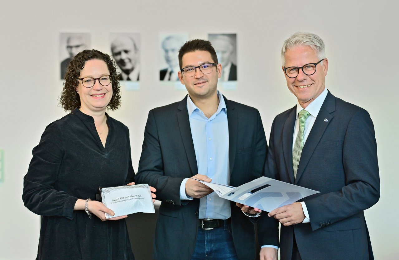 IHK-Hauptgeschäftsführer Jürgen Steinmetz (r.) vereidigte Rene Bisterfeld im Beisein von IHK-Juristin Karoline Tegeder.
