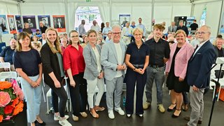 Gäste und Gastgeber des jüngsten Campus-Talks (v.l.): Stephanie Pudenz (Ministerium für Schule und Bildung des Landes NRW), Corinna Hoeft (Outokumpu),  Auszubildende und Berufskolleg-Schülerin Birte Tauber, Unternehmerin Janika Woltering- van Haag, IHK-Hauptgeschäftsführer Jürgen Steinmetz, NRW-Schulministerin Dorothee Feller,  Auszubildender und Dualstudent Tim Uelkes, IHK-Geschäftsführerin Daniela Perner und Berufskollegleiter Hilmar von Zedlitz-Neukirch
