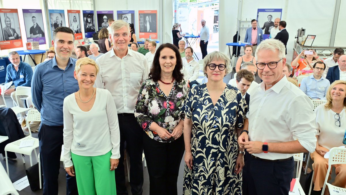 Sie diskutierten beim Energiedialog auf dem Campus Zukunft (v.l.): Dr. Sebastian Boley (DIHK), Christin Schack (Vice President und Managing Director in der Region Central Europe bei 3M), Volker Backs (Geschäftsführer Speira GmbH), Elisabeth Winkelmeier-Becker (Vorsitzende des Parlamentarischen Beirats für nachhaltige Entwicklung und Zukunftsfragen des Bundestags), Silke Krebs (Staatssekretärin im Ministerium für Wirtschaft, Industrie, Klimaschutz und Energie des Landes Nordrhein-Westfalen) und IHK-Hauptgeschäftsführer Jürgen Steinmetz.