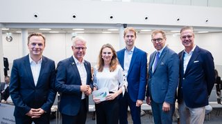 Vor dem Start des Vorabendempfangs des IHK-Außenwirtschaftstags NRW (v.l.):  Prof. Dr. Jens Südekum (Ökonom an der Heinrich-Heine-Universität Düsseldorf), Jürgen Steinmetz (Hauptgeschäftsführer der IHK Mittlerer Niederrhein), Moderatorin Mary Abdelaziz-Ditzow, Jochen Burg (CEO der SMS group), S.E. Oleksii Makeiev (Botschafter der Ukraine in Deutschland) und Elmar te Neues (Präsident der IHK Mittlerer Niederrhein).  