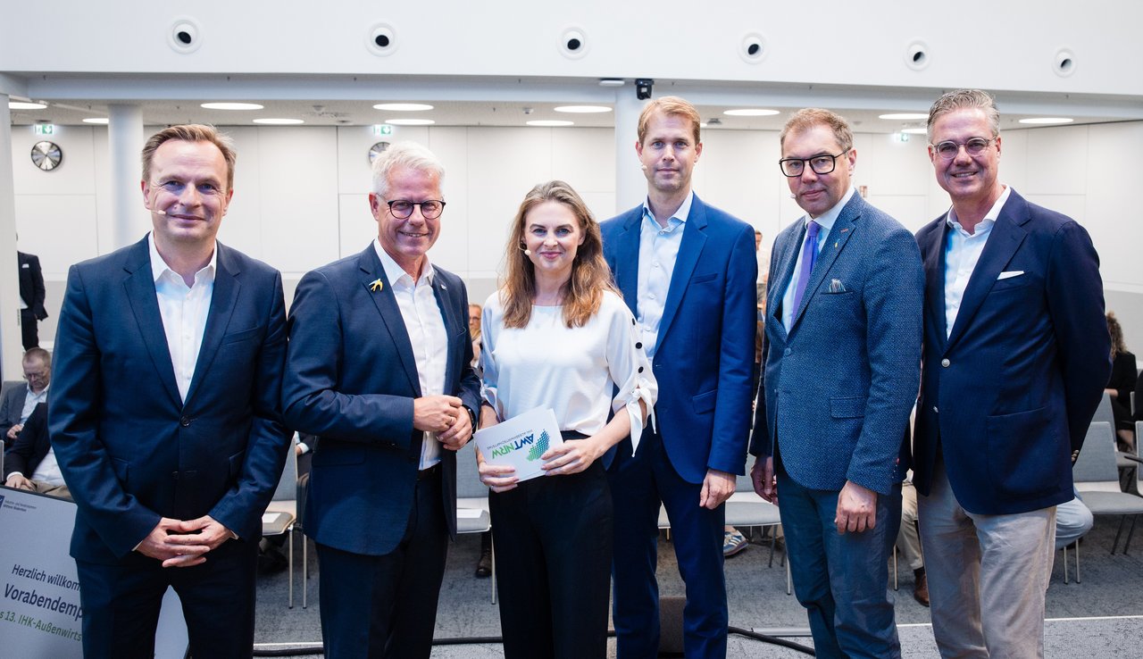 Vor dem Start des Vorabendempfangs des IHK-Außenwirtschaftstags NRW (v.l.):  Prof. Dr. Jens Südekum (Ökonom an der Heinrich-Heine-Universität Düsseldorf), Jürgen Steinmetz (Hauptgeschäftsführer der IHK Mittlerer Niederrhein), Moderatorin Mary Abdelaziz-Ditzow, Jochen Burg (CEO der SMS group), S.E. Oleksii Makeiev (Botschafter der Ukraine in Deutschland) und Elmar te Neues (Präsident der IHK Mittlerer Niederrhein).  