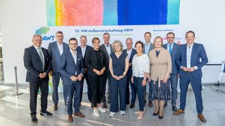 Sie tauschten sich beim Außenwirtschaftstag NRW aus (v.l.): Dr. Stefan Stegemann (CEO Borussia Mönchengladbach), Wulf-Christian Ehrich (Fachpolitischer Sprecher International NRW, IHK zu Dortmund), Felix Heinrichs (Oberbürgermeister der Stadt Mönchengladbach), USA-Experte Dr. Josef Braml, Mona Neubaur (Ministerin für Wirtschaft, Industrie, Klimaschutz und Energie des Landes Nordrhein-Westfalen), Elmar te Neues (Präsident der IHK Mittlerer Niederrhein), Hannah Tijmes (Generalkonsulin des Königreichs der Niederlande), Jürgen Steinmetz (Hauptgeschäftsführer der IHK Mittlerer Niederrhein), Eva van Pelt (Präsidentin der Deutsch-Niederländischen Handelskammer), Jochen Burg (CEO der SMS group), Marika Linntam (Botschafterin der Republik Estland), Oleksii Makeiev (Botschafter der Ukraine) und Felix Neugart (Geschäftsführer der NRW.Global Business GmbH). 