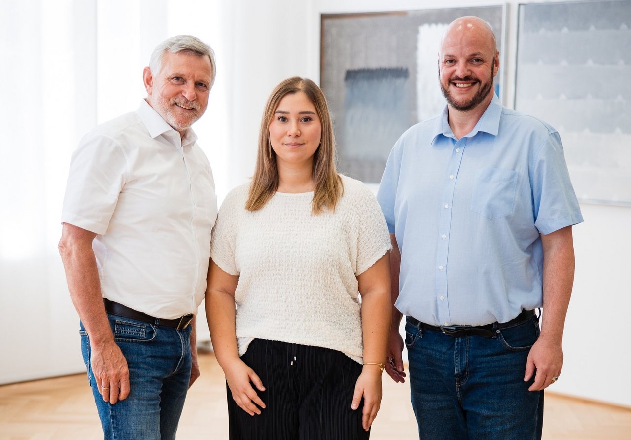 Heinrich Backes (l.), Projektkoordinator der IHK Ausbildungs-GmbH, mit Eda Onart und Torsten Müller-Poschen, die ab sofort das Projekt „Passgenaue Besetzung“ betreuen. 