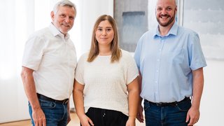 Heinrich Backes (l.), Projektkoordinator der IHK Ausbildungs-GmbH, mit Eda Onart und Torsten Müller-Poschen, die ab sofort das Projekt „Passgenaue Besetzung“ betreuen. 