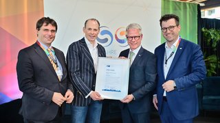 IHK-Hauptgeschäftsführer Jürgen Steinmetz (2.v.r.) gratulierte dem Unternehmen SINC NOVATION Nettetal GmbH zum 100-jährigen Bestehen und überreichte Geschäftsführer Jakob Stiels (2.v.l.) eine Urkunde. Es gratulierten: Bürgermeister Christian Küsters (r.) und Dr. Marcus Optendrenk, Minister der Finanzen des Landes Nordrhein-Westfalen. 