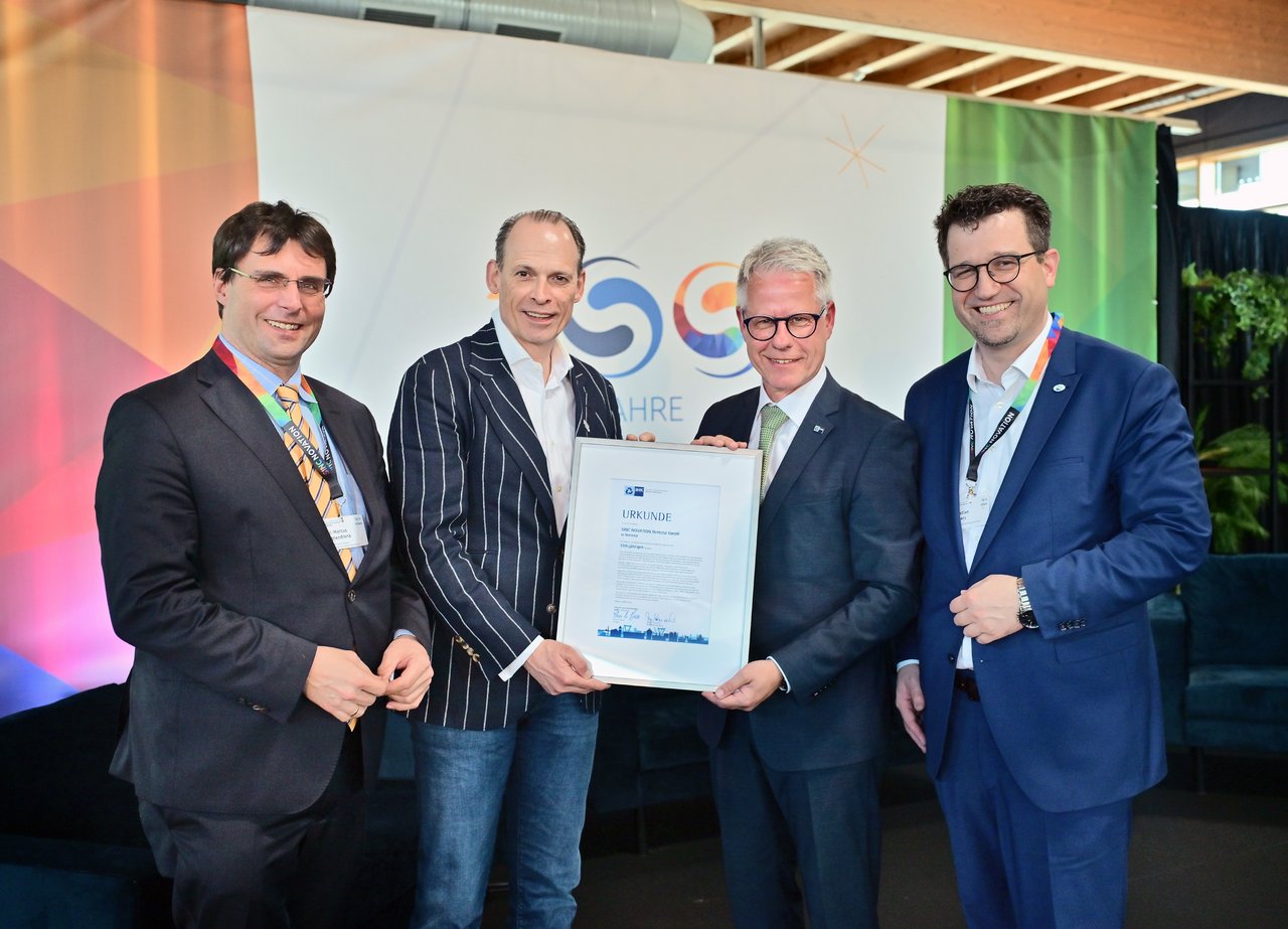 IHK-Hauptgeschäftsführer Jürgen Steinmetz (2.v.r.) gratulierte dem Unternehmen SINC NOVATION Nettetal GmbH zum 100-jährigen Bestehen und überreichte Geschäftsführer Jakob Stiels (2.v.l.) eine Urkunde. Es gratulierten: Bürgermeister Christian Küsters (r.) und Dr. Marcus Optendrenk, Minister der Finanzen des Landes Nordrhein-Westfalen. 
