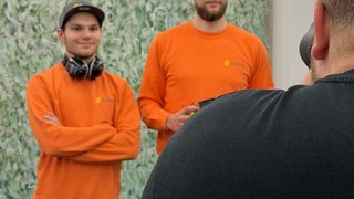 Beim Making-of der Azubi-Foto-Aktion: Hier werden gerade Jakob Rongen (l.) und Christoph Sikowski – beide angehende Verfahrenstechnologen für Mühlen- und Getreidewirtschaft bei der Plange GmbH – vom Fotografen in Szene gesetzt. 	Foto: IHK