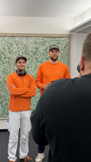Beim Making-of der Azubi-Foto-Aktion: Hier werden gerade Jakob Rongen (l.) und Christoph Sikowski – beide angehende Verfahrenstechnologen für Mühlen- und Getreidewirtschaft bei der Plange GmbH – vom Fotografen in Szene gesetzt. 	Foto: IHK