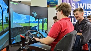 In der Vergangenheit kam insbesondere der Fahrsimulator bei den jungen Leuten gut an. Damit konnten sie verschiedene Berufe in einer realistischen Umgebung kennenlernen.