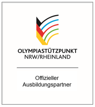 Logo des Olympiastützpunkts NRW/Rheinland mit stilisierter Deutschlandflagge und farbigen Linien; darunter Text: „Offizieller Ausbildungspartner“.