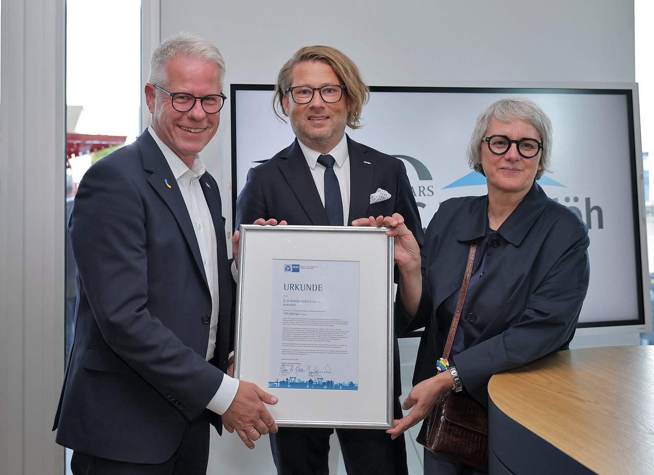 IHK-Hauptgeschäftsführer Jürgen Steinmetz (l.) gratulierte im Beisein von Silke Krebs, Staatssekretärin im Ministerium für Wirtschaft, Industrie, Klimaschutz und Energie des Landes Nordrhein-Westfalen, Christopher Erbslöh und überreichte eine Urkunde.