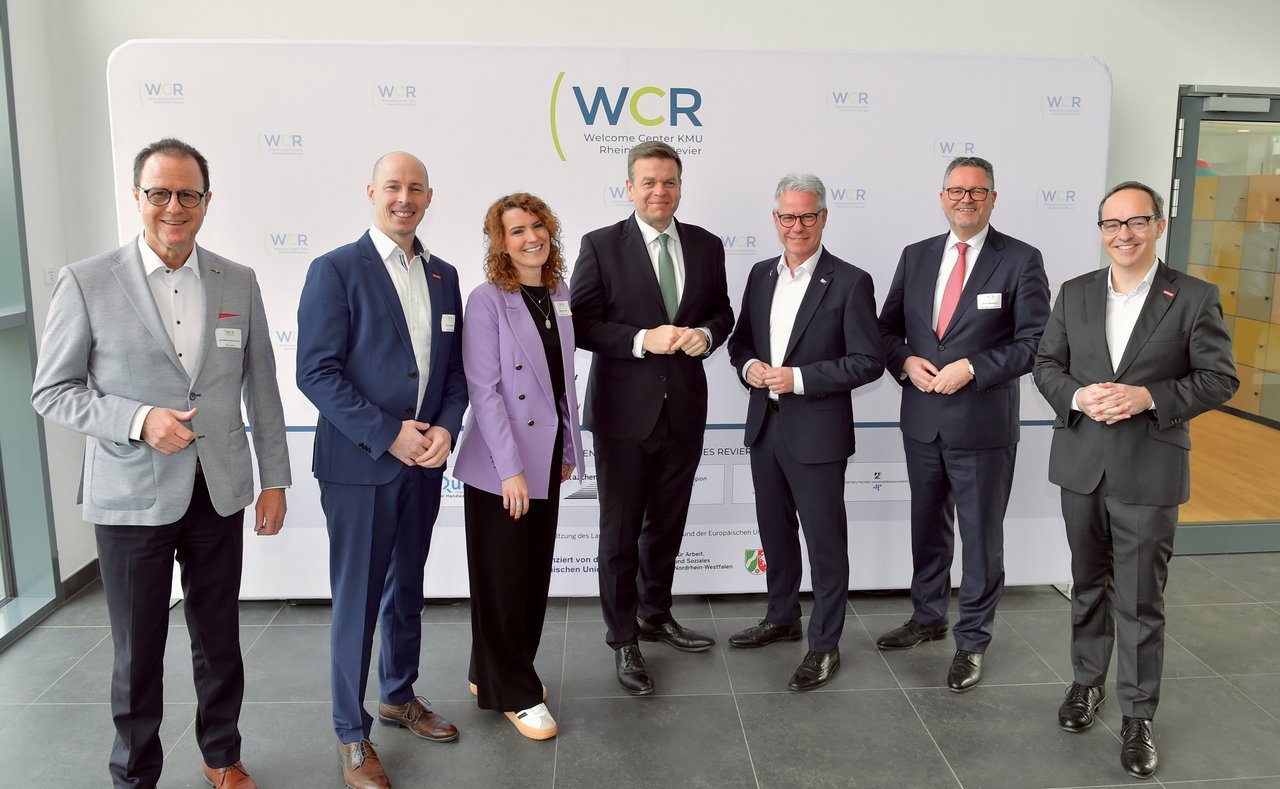 Sie tauschten sich im Rahmen des Forum aus (v.l.): Norbert Zimmermann (Vorsitzender Unternehmerverband Gesundheit und Soziales), Marco Herwartz (Präsident Handwerkskammer Aachen), Annika Schmitz (Dezernentin Gesundheit, Soziales, Integration und Digitalisierung StädteRegion Aachen), Matthias Heidmeier (Staatssekretär im Ministerium für Arbeit, Gesundheit und Soziales des Landes Nordrhein-Westfalen), Jürgen Steinmetz (IHK-Hauptgeschäftsführer), Bodo Middeldorf (Geschäftsführer Zukunftsagentur Rheinisches Revier GmbH) sowie Dr. Florian Hartmann (Hauptgeschäftsführer Westdeutscher Handwerkskammertag).