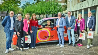 Zum Auftakt von „heimat shoppen“ trafen sich Innenstadtakteure aus Kaarst-Büttgen zum Austausch mit Mona Neubaur (M.), Ministerin für Wirtschaft, Industrie, Klimaschutz und Energie des Landes Nordrhein-Westfalen, und IHK-Hauptgeschäftsführer Jürgen Steinmetz (4.v.r.). 