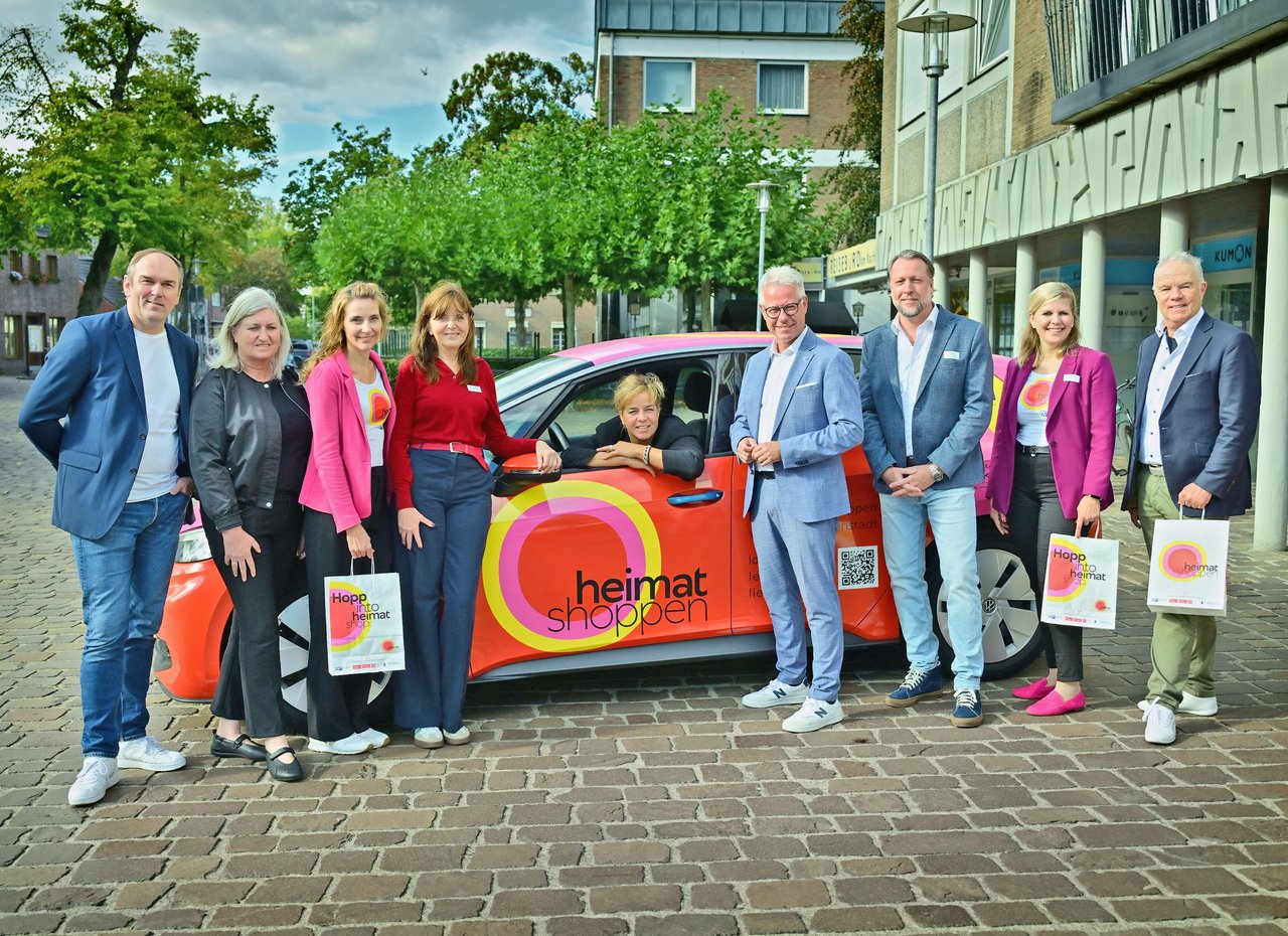 Zum Auftakt von „heimat shoppen“ trafen sich Innenstadtakteure aus Kaarst-Büttgen zum Austausch mit Mona Neubaur (M.), Ministerin für Wirtschaft, Industrie, Klimaschutz und Energie des Landes Nordrhein-Westfalen, und IHK-Hauptgeschäftsführer Jürgen Steinmetz (4.v.r.). 
