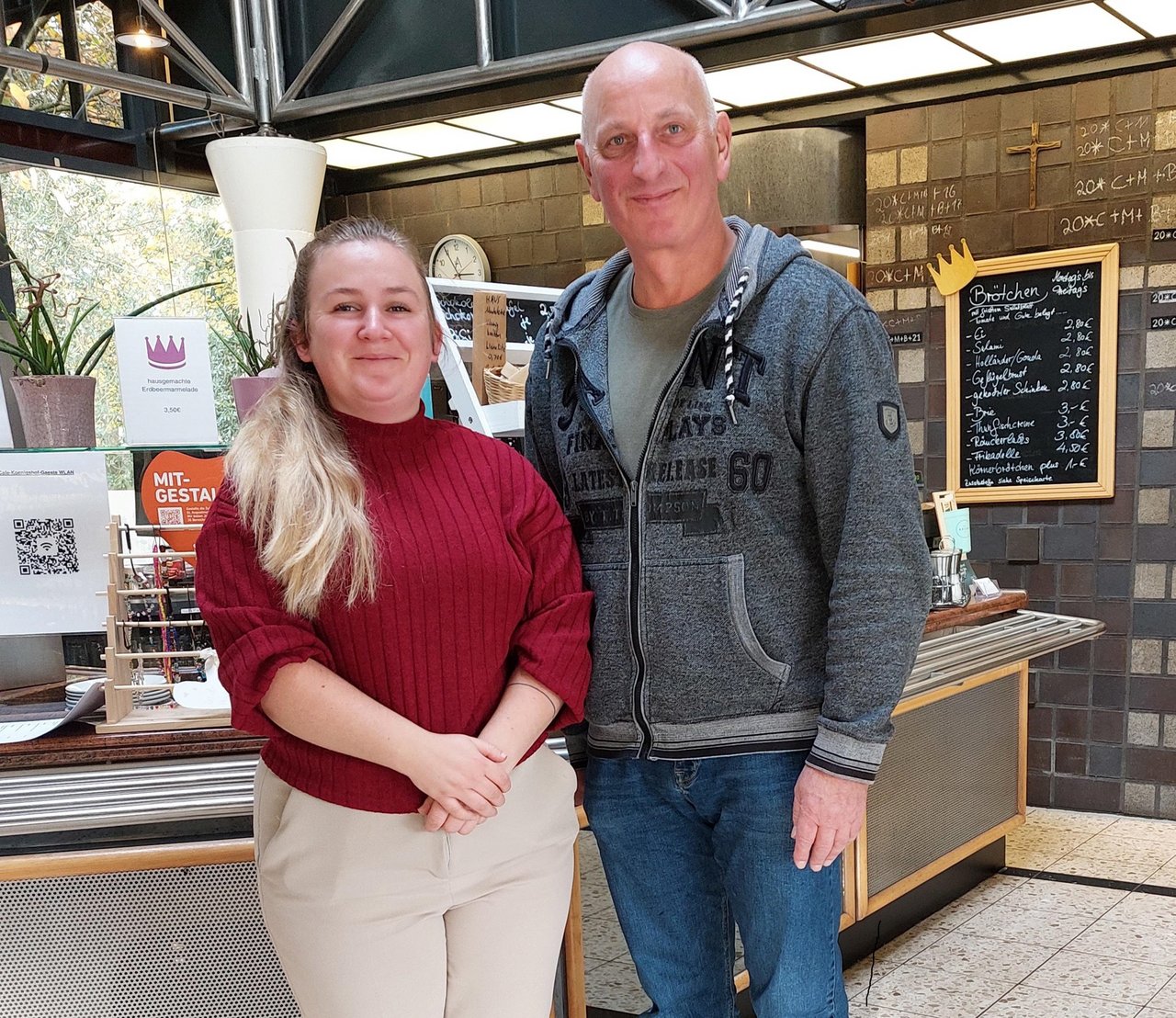 Martin Hanke (Standortleiter des Cafés Königshof) und die IHK-Fachberaterin Elena Willkomm haben gemeinsam eine Ausbildung über das Budget für Ausbildung realisiert. 