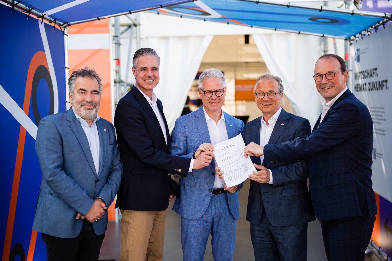 Nach der Unterzeichnung der Anhandgabe- und Kooperationsvereinbarung für die Errichtung eines „Campus für Bildung und Innovation“ auf dem Wendersplatz (v.l.): Andreas Galland, Leiter des Rechtsamts der Stadt Neuss, IHK-Präsident Elmar te Neues, IHK-Hauptgeschäftsführer Jürgen Steinmetz, Bürgermeister Reiner Breuer und Beigeordneter Christoph Hölters.   