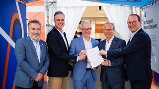 Nach der Unterzeichnung der Anhandgabe- und Kooperationsvereinbarung für die Errichtung eines „Campus für Bildung und Innovation“ auf dem Wendersplatz (v.l.): Andreas Galland, Leiter des Rechtsamts der Stadt Neuss, IHK-Präsident Elmar te Neues, IHK-Hauptgeschäftsführer Jürgen Steinmetz, Bürgermeister Reiner Breuer und Beigeordneter Christoph Hölters.   