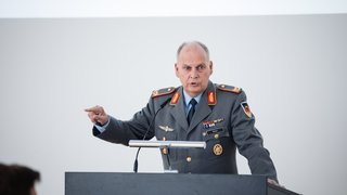 Brigadegeneral Hans-Dieter Müller, Kommandeur des Landeskommandos Nordrhein-Westfalen, war zu Gast in der Vollversammlung der IHK Mittlerer Niederrhein. 