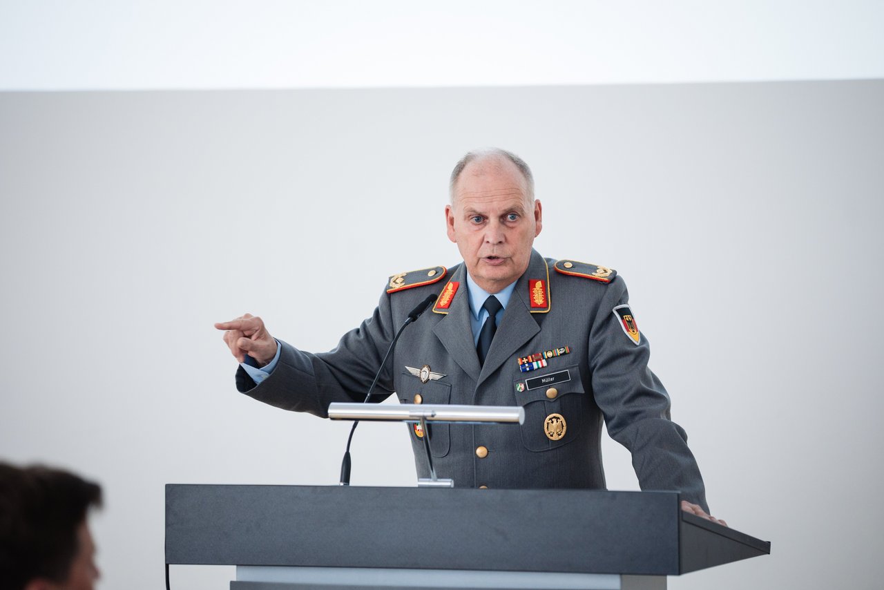 Brigadegeneral Hans-Dieter Müller, Kommandeur des Landeskommandos Nordrhein-Westfalen, war zu Gast in der Vollversammlung der IHK Mittlerer Niederrhein. 