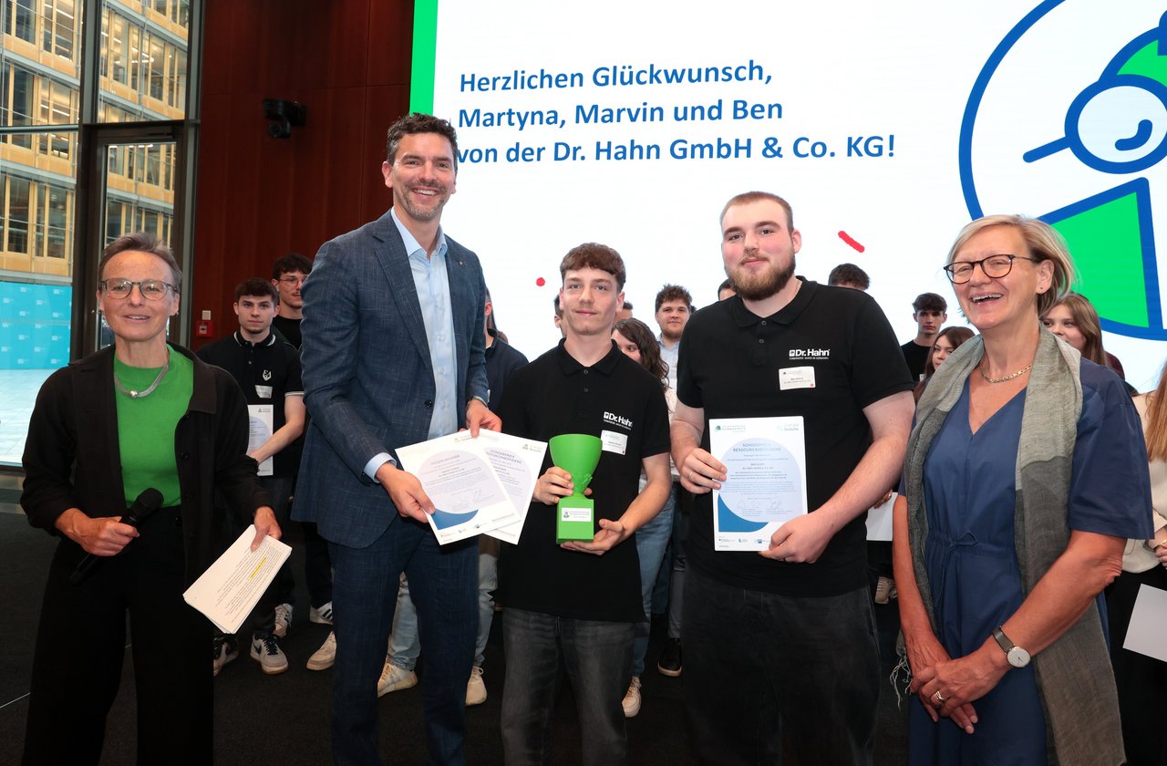 Die diesjährigen Gewinner eines deutschen Sonderpreises bei der Urkunden-Übergabe in Berlin (v.l.): Sofie Geisel (Geschäftsführerin DIHK Service GmbH), Henner Pasch (Präsident der Bergischen IHK Wuppertal-Solingen-Remscheid), die Gewinner Marvin Storms und Ben Arne Kleist von der Dr. Hahn GmbH & Co. KG sowie Dr. Ingrid Hanhoff (Unterabteilungsleiterin Nationaler Klimaschutz vom Bundesministerium für Umwelt, Klimaschutz, Naturschutz und nukleare Sicherheit). 	Foto: Jens Schicke