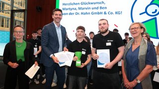 Die diesjährigen Gewinner eines deutschen Sonderpreises bei der Urkunden-Übergabe in Berlin (v.l.): Sofie Geisel (Geschäftsführerin DIHK Service GmbH), Henner Pasch (Präsident der Bergischen IHK Wuppertal-Solingen-Remscheid), die Gewinner Marvin Storms und Ben Arne Kleist von der Dr. Hahn GmbH & Co. KG sowie Dr. Ingrid Hanhoff (Unterabteilungsleiterin Nationaler Klimaschutz vom Bundesministerium für Umwelt, Klimaschutz, Naturschutz und nukleare Sicherheit). 	Foto: Jens Schicke