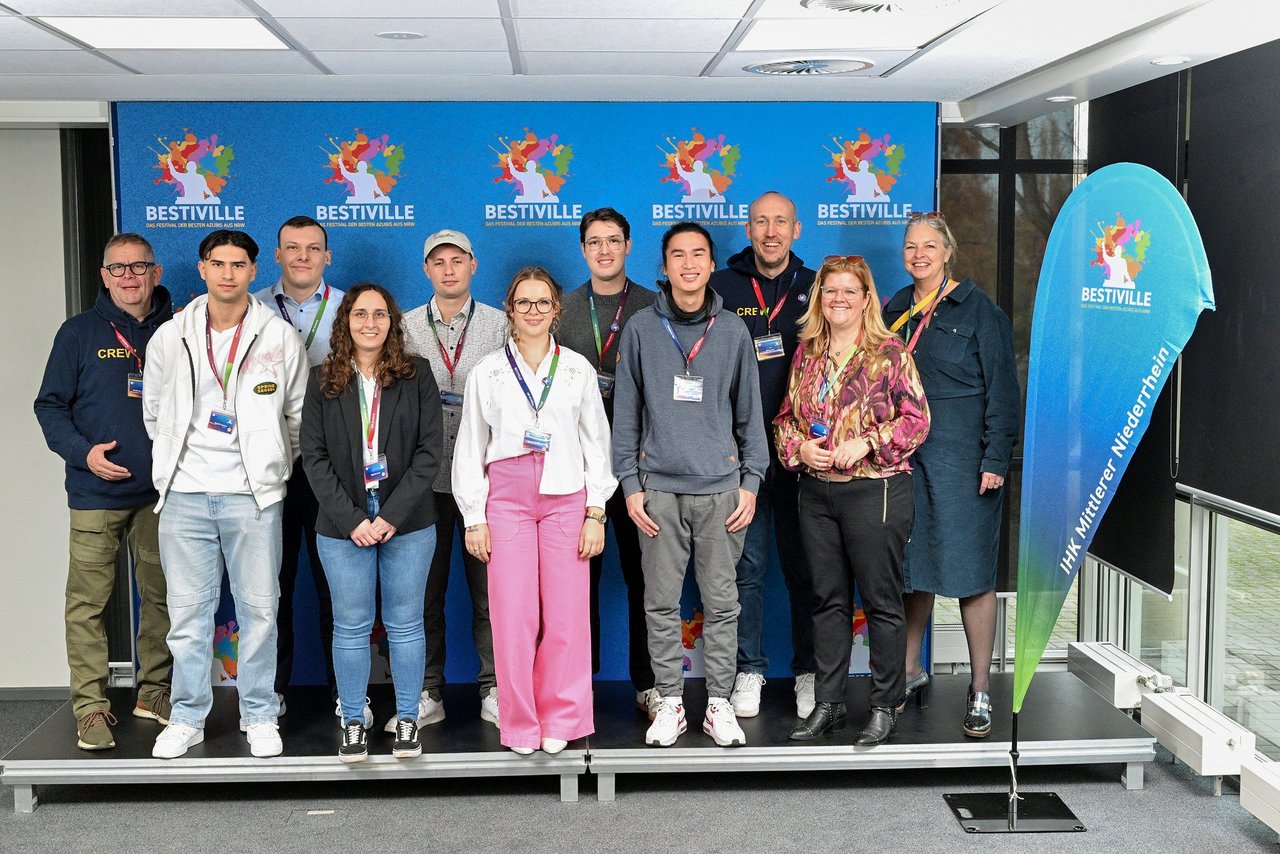 IHK-Geschäftsführerin Daniela Perner (2.v.r.) und Nicole Linder (r., Bereichsleiterin Ausbildung) mit „ihren“ Super-Azubis vom Mittleren Niederrhein. 