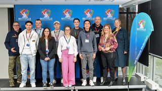 IHK-Geschäftsführerin Daniela Perner (2.v.r.) und Nicole Linder (r., Bereichsleiterin Ausbildung) mit „ihren“ Super-Azubis vom Mittleren Niederrhein. 