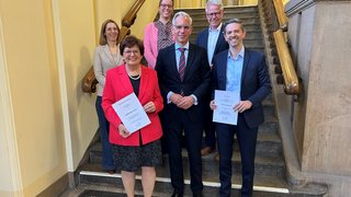 Dr. Bernd Wermeckes (Präsident des Landgerichts, 3.v.r.), IHK-Hauptgeschäftsführer Jürgen Steinmetz (2.v.r.) sowie Dr. Alexandra Schupp-Dany (Vorsitzende Richterin am Landgericht, Vorsitzende der 2. Kammer für Handelssachen, 3.v.l.) und Dr. Inke Wolff (Vizepräsidentin des Landgerichts, Vorsitzende der 1. Kammer für Handelssachen, l.) verabschiedeten Christina Guth und begrüßten ihren Nachfolger Nico Cais.