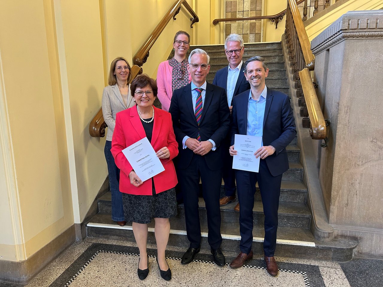Dr. Bernd Wermeckes (Präsident des Landgerichts, 3.v.r.), IHK-Hauptgeschäftsführer Jürgen Steinmetz (2.v.r.) sowie Dr. Alexandra Schupp-Dany (Vorsitzende Richterin am Landgericht, Vorsitzende der 2. Kammer für Handelssachen, 3.v.l.) und Dr. Inke Wolff (Vizepräsidentin des Landgerichts, Vorsitzende der 1. Kammer für Handelssachen, l.) verabschiedeten Christina Guth und begrüßten ihren Nachfolger Nico Cais.