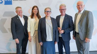 Sie werben für das RAL-Gütesiegel „Mittelstandsorientierte Kommunalverwaltung“ (v.l.): Hans-Jürgen Petrauschke (Landrat des Rhein-Kreises Neuss), Alana Voigt (Geschäftsführerin der Gütegemeinschaft Mittelstandsorientierte Kommunalverwaltungen), Silke Krebs (Staatssekretärin im Ministerium für Wirtschaft, Industrie, Klimaschutz und Energie des Landes NRW), Jürgen Steinmetz (Hauptgeschäftsführer der IHK Mittlerer Niederrhein) und Christoph Dellmans (Bürgermeister der Stadt Kempen).