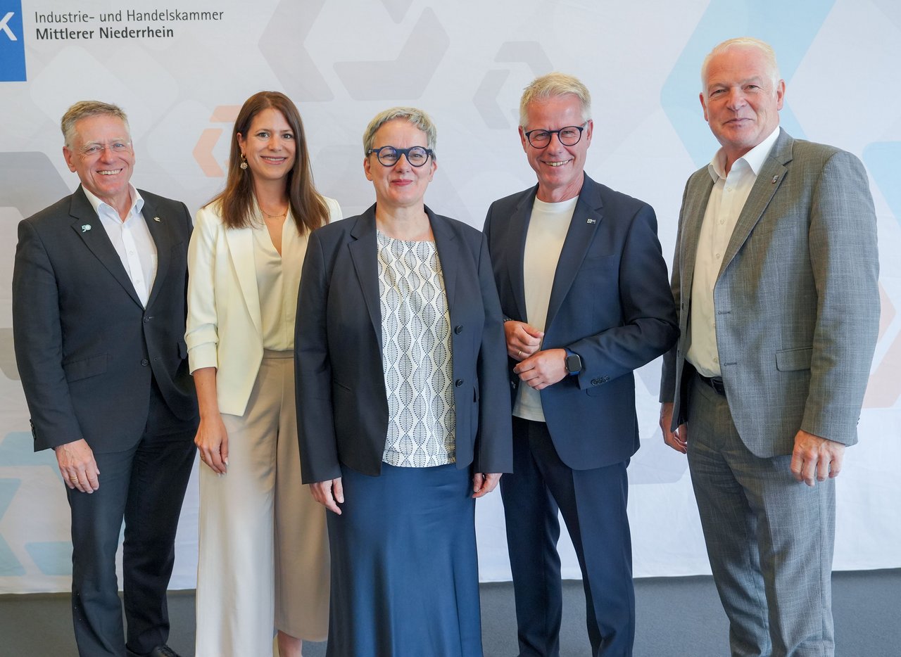 Sie werben für das RAL-Gütesiegel „Mittelstandsorientierte Kommunalverwaltung“ (v.l.): Hans-Jürgen Petrauschke (Landrat des Rhein-Kreises Neuss), Alana Voigt (Geschäftsführerin der Gütegemeinschaft Mittelstandsorientierte Kommunalverwaltungen), Silke Krebs (Staatssekretärin im Ministerium für Wirtschaft, Industrie, Klimaschutz und Energie des Landes NRW), Jürgen Steinmetz (Hauptgeschäftsführer der IHK Mittlerer Niederrhein) und Christoph Dellmans (Bürgermeister der Stadt Kempen).