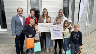 Freuen sich mit den Kindern über den Preis (v.l.): Christoph Schnier (IHK Mittlerer Niederrhein), Andrea Scharf (Standort Niederrhein GmbH), Nelly Verdonschot und Maike Vieten von der Annaschule. 