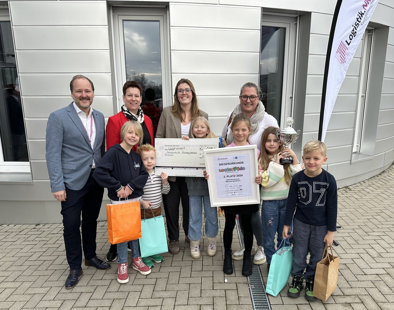 Freuen sich mit den Kindern über den Preis (v.l.): Christoph Schnier (IHK Mittlerer Niederrhein), Andrea Scharf (Standort Niederrhein GmbH), Nelly Verdonschot und Maike Vieten von der Annaschule. 