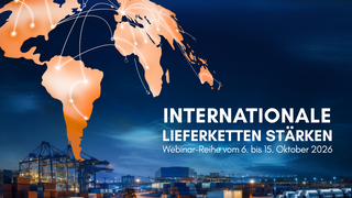 Weltkarte mit internationalen Handelsverbindungen über einem Containerhafen. Grafik zum Thema resiliente und starke globale Lieferketten im Mittelstand.
