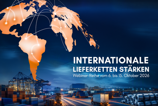 Weltkarte mit internationalen Handelsverbindungen über einem Containerhafen. Grafik zum Thema resiliente und starke globale Lieferketten im Mittelstand.