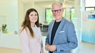 IHK-Hauptgeschäftsführer Jürgen Steinmetz und Kira Gabriel, die nach ihrer Ausbildung im Sommer übernommen wird, haben den Startschuss für die Mitmach-Aktion „Aus Unternehmertum wird Übernehmertum“ gegeben.