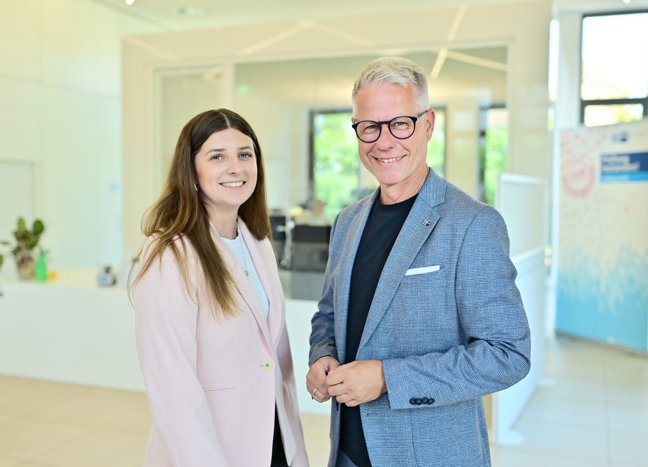 IHK-Hauptgeschäftsführer Jürgen Steinmetz und Kira Gabriel, die nach ihrer Ausbildung im Sommer übernommen wird, haben den Startschuss für die Mitmach-Aktion „Aus Unternehmertum wird Übernehmertum“ gegeben.