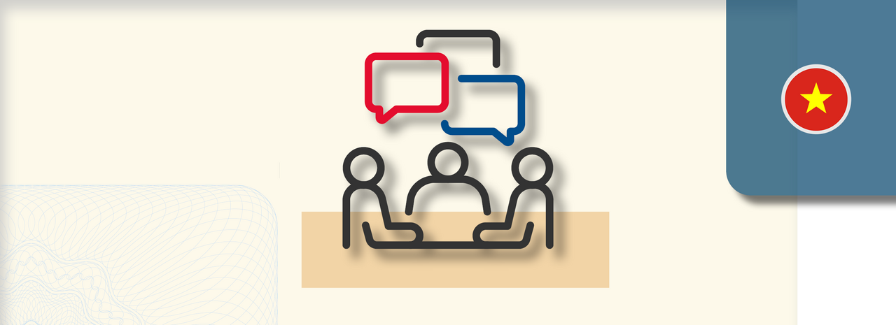 Grafik zeigt drei stilisierte Personen an einem Tisch, darüber drei Sprechblasen in Rot, Blau und Schwarz als Symbol für Kommunikation und Austausch. Rechts oben befindet sich ein rundes Icon mit der Flagge Vietnams.