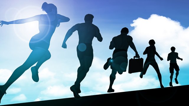 Silhouetten von fünf laufenden Personen vor blauem Himmel mit Sonnenlicht; eine Person trägt einen Aktenkoffer – Symbolbild für Bewegung, Teamgeist und Verbindung von Sport und Beruf.