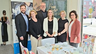 Gastgeber, Initiatoren und Referentin des aktuellen Netzwerks Personalentwicklung (v.l.):  Dimitri van der Wal (IHK-Fachberater Personalmanagement), Barbara Anna Stelter (Nadines Schmeckerei), Arnd Thierfelder (IHK-Referent Fachkräftesicherung), Barbara Zonneveld (IHK-Fachberaterin Personalmanagement), Nadine Dorau (Nadines Schmeckerei) sowie die Referentin der Veranstaltung, Sarah Sorhagen.