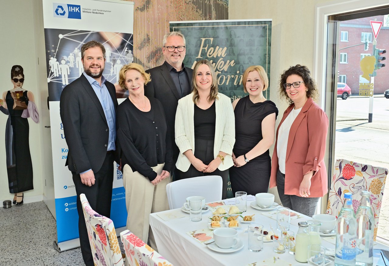 Gastgeber, Initiatoren und Referentin des aktuellen Netzwerks Personalentwicklung (v.l.):  Dimitri van der Wal (IHK-Fachberater Personalmanagement), Barbara Anna Stelter (Nadines Schmeckerei), Arnd Thierfelder (IHK-Referent Fachkräftesicherung), Barbara Zonneveld (IHK-Fachberaterin Personalmanagement), Nadine Dorau (Nadines Schmeckerei) sowie die Referentin der Veranstaltung, Sarah Sorhagen.
