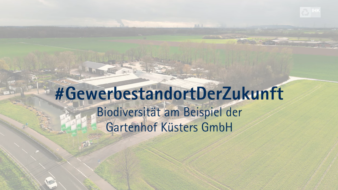 Luftaufnahme eines landwirtschaftlich geprägten Unternehmensstandorts mit Gebäuden und Feldern, überlagert mit dem Text „#GewerbestandortDerZukunft – Biodiversität am Beispiel der Gartenhof Küsters GmbH“.
