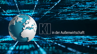 Darstellung einer digitalen Weltkugel vor einem abstrakten Datenhintergrund mit dem Schriftzug „KI in der Außenwirtschaft“.