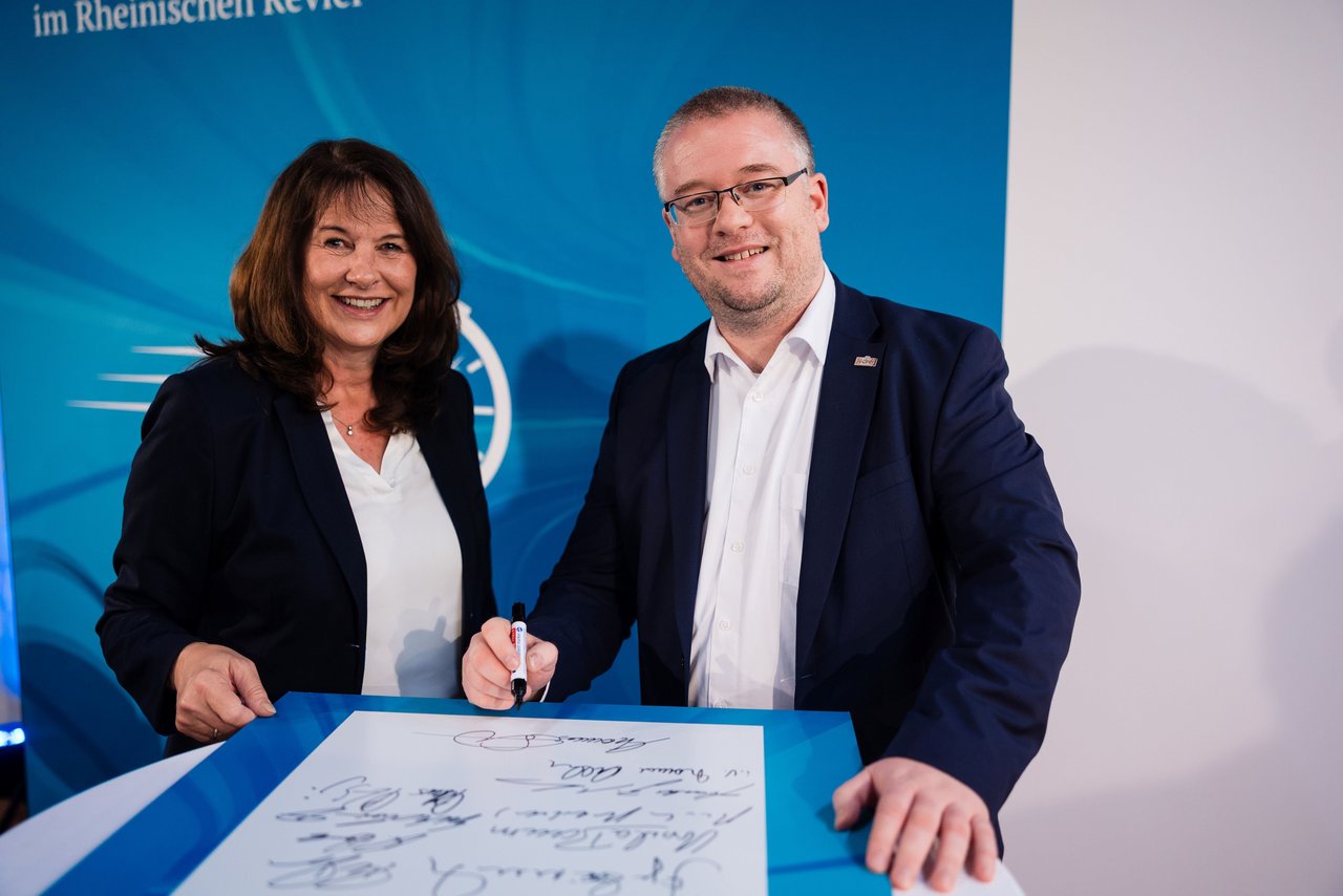 Im Beisein von Silke Hauser, Bereichsleiterin Industrie, Klimaschutz und Mobilität der IHK Mittlerer Niederrhein, unterzeichnet Philipp Sieben, neu gewählter Bürgermeister von Jüchen, den Pakt für Planungsbeschleunigung. 