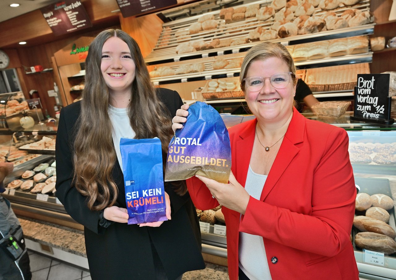 IHK-Geschäftsführerin Daniela Perner (r.) und Patricia Overbeck freuen sich, dass so viele Bäckereien in der Region die Kampagne unterstützen. Patricia Overbeck hat gerade ihre Ausbildung zur Kauffrau für Büromanagement bei der IHK Mittlerer Niederrhein begonnen und wird „Brotal gut ausgebildet“. 