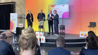 Sie diskutierten über die Zukunft der Innenstädte (v.l.): Moderator Stefan Postert, Handelsexperte Christoph Borgmann, Immobilienexperte Norbert Bienen und IHK-Hauptgeschäftsführer Jürgen Steinmetz. 