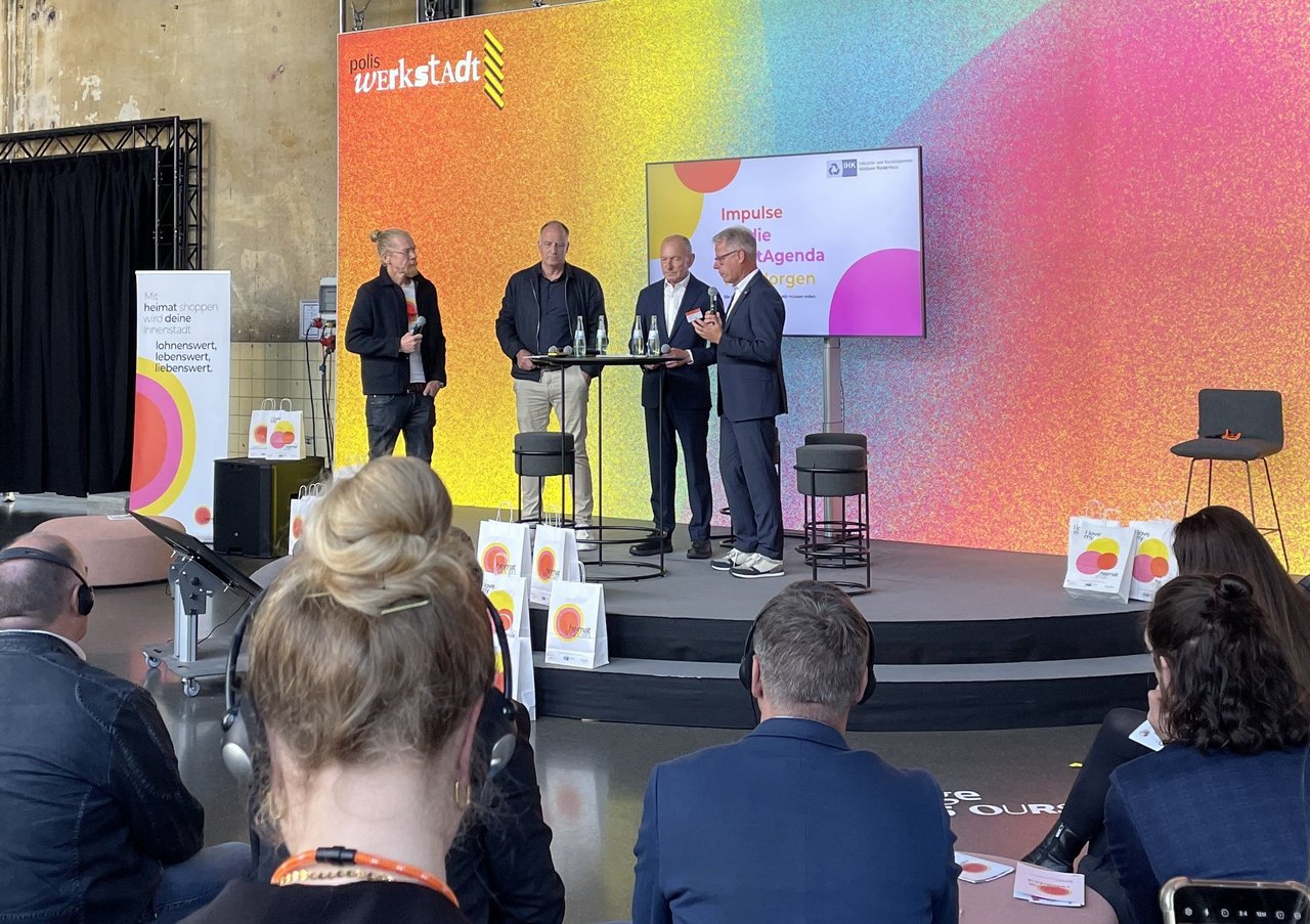 Sie diskutierten über die Zukunft der Innenstädte (v.l.): Moderator Stefan Postert, Handelsexperte Christoph Borgmann, Immobilienexperte Norbert Bienen und IHK-Hauptgeschäftsführer Jürgen Steinmetz. 